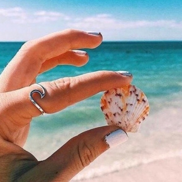 💕ONLY 1 LEFT💕 Wave ring - Picture 6 of 7